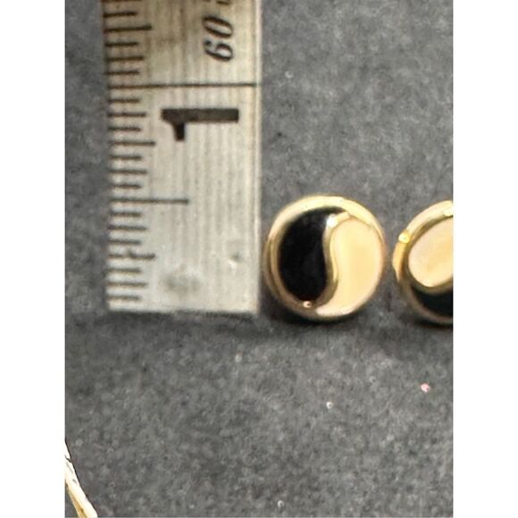 Stunning Vintage RARE Gold Tone 80s Yin Yang Signet Stud Earrings by Avon some w - Picture 3 of 5